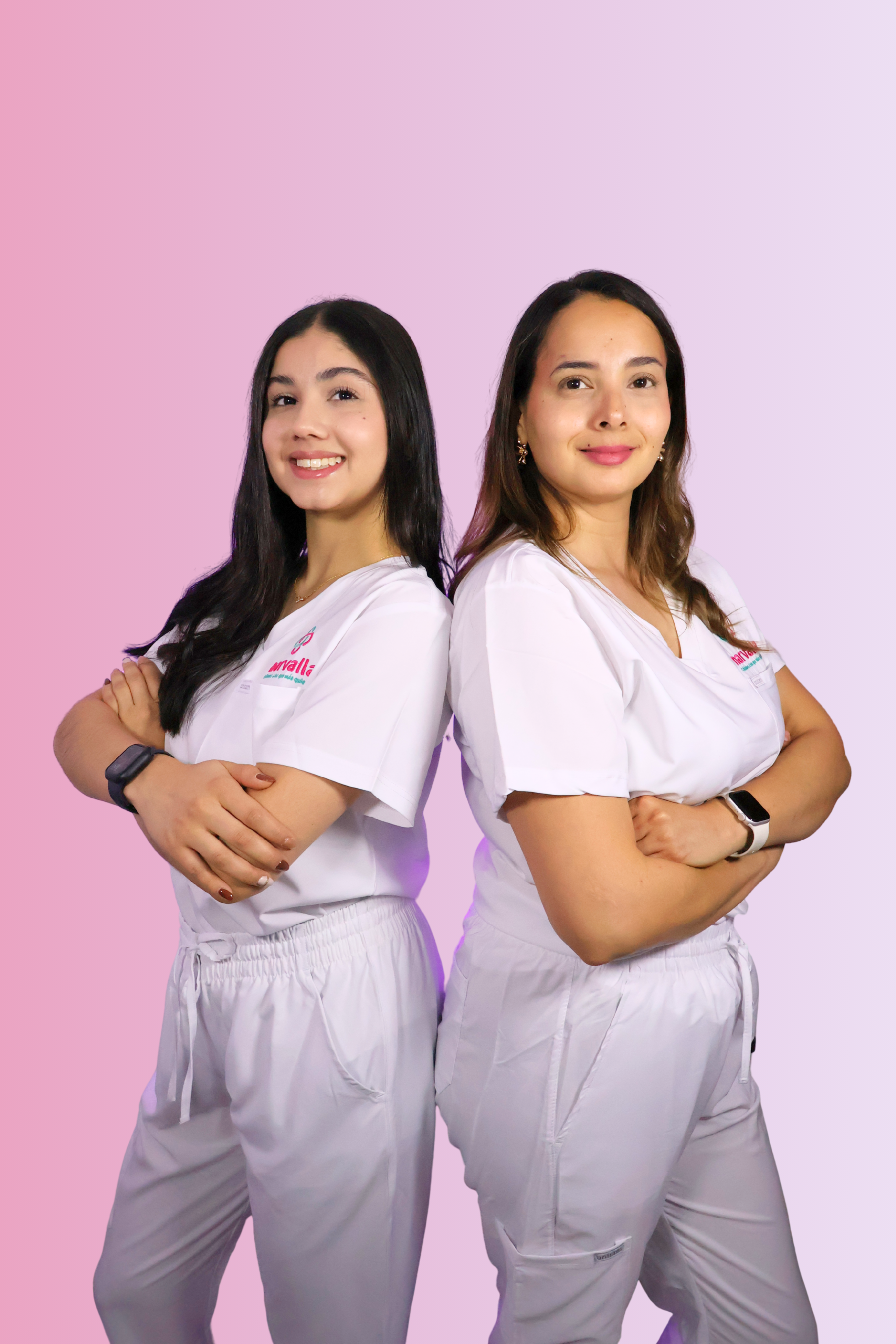 Enfermeras profesionales de Narvalla sonriendo con uniformes magenta