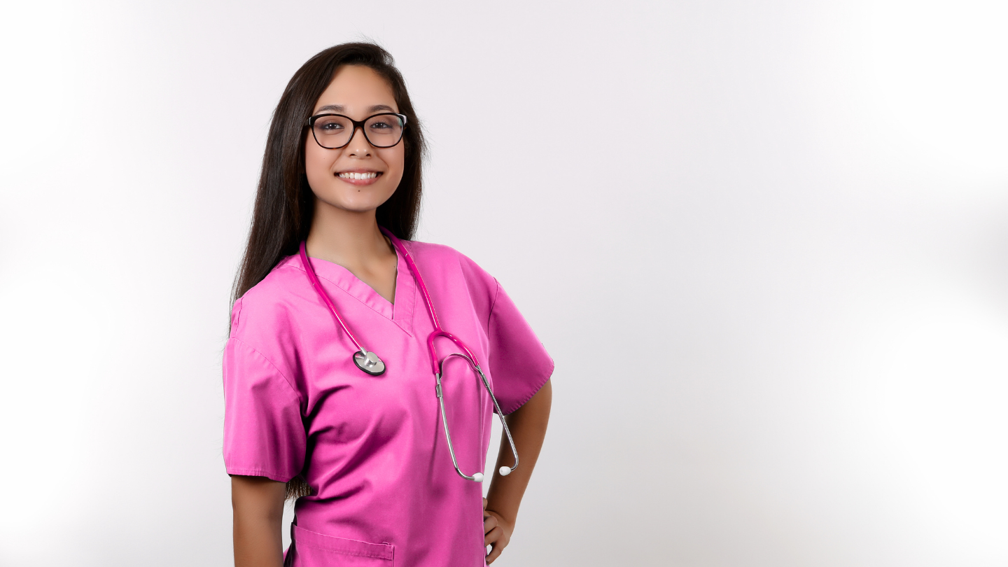 Enfermera profesional con uniforme magenta y estetoscopio