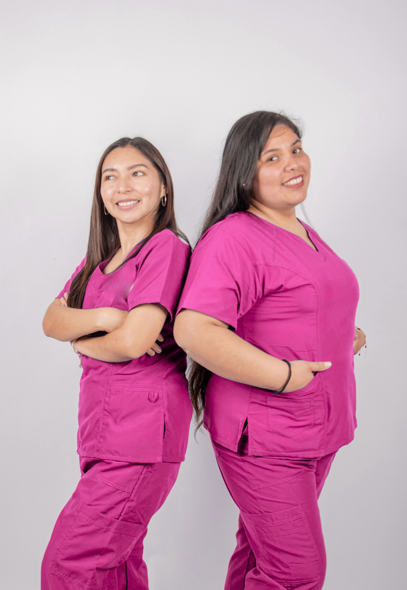 Enfermeras profesionales de Narvalla sonriendo con uniformes magenta